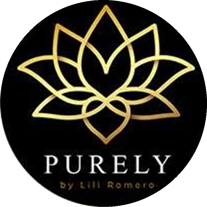 Logotipo de Purely by Lili Romero: flor de loto dorada sobre fondo negro